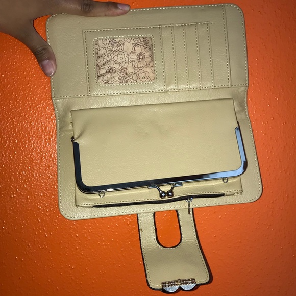 STYLISH CLUTCH - Picture 3 of 8